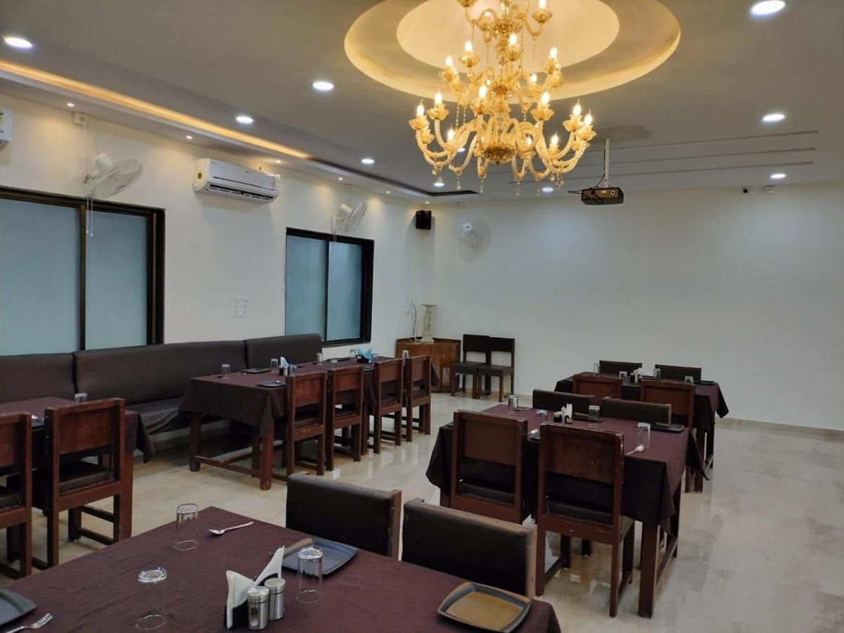 Hotel Satkar International Chhindwāra Kültér fotó