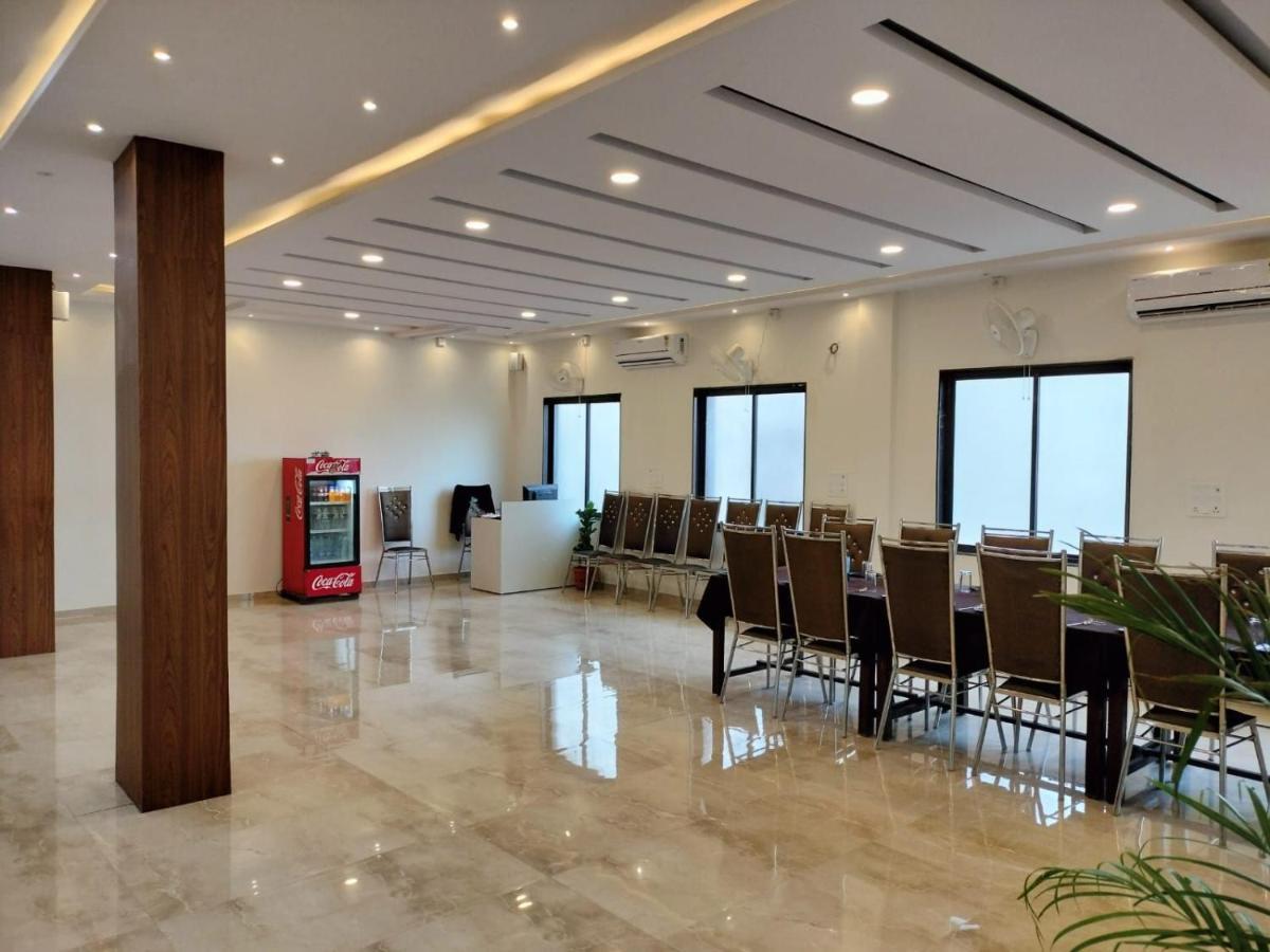 Hotel Satkar International Chhindwāra Kültér fotó