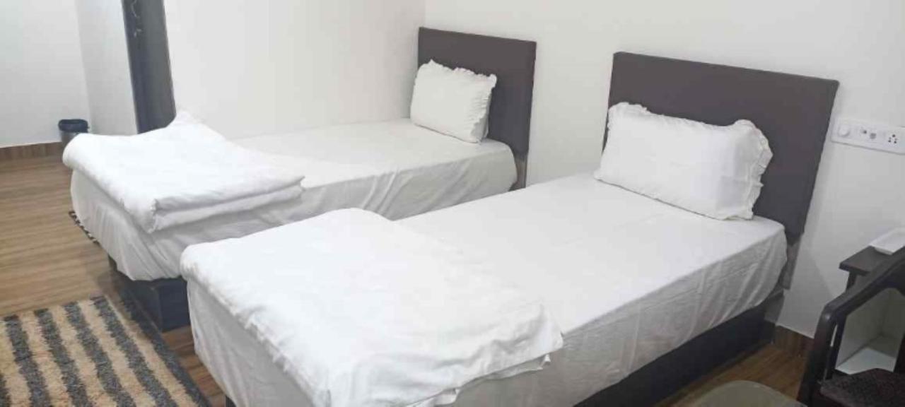 Hotel Satkar International Chhindwāra Kültér fotó