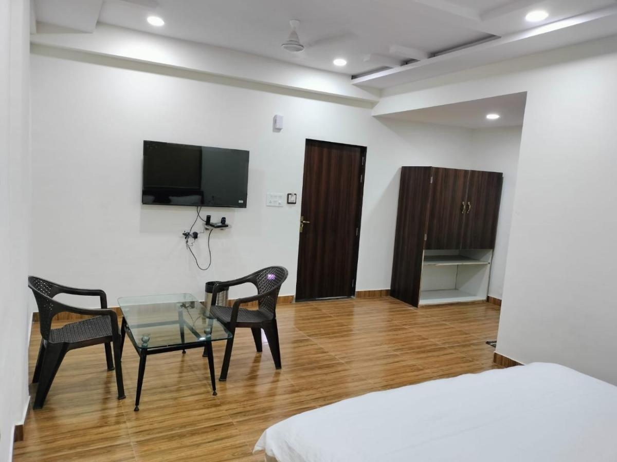 Hotel Satkar International Chhindwāra Kültér fotó