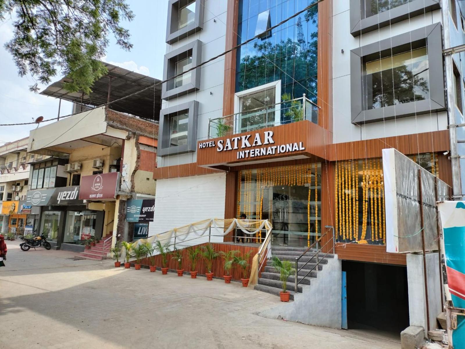 Hotel Satkar International Chhindwāra Kültér fotó