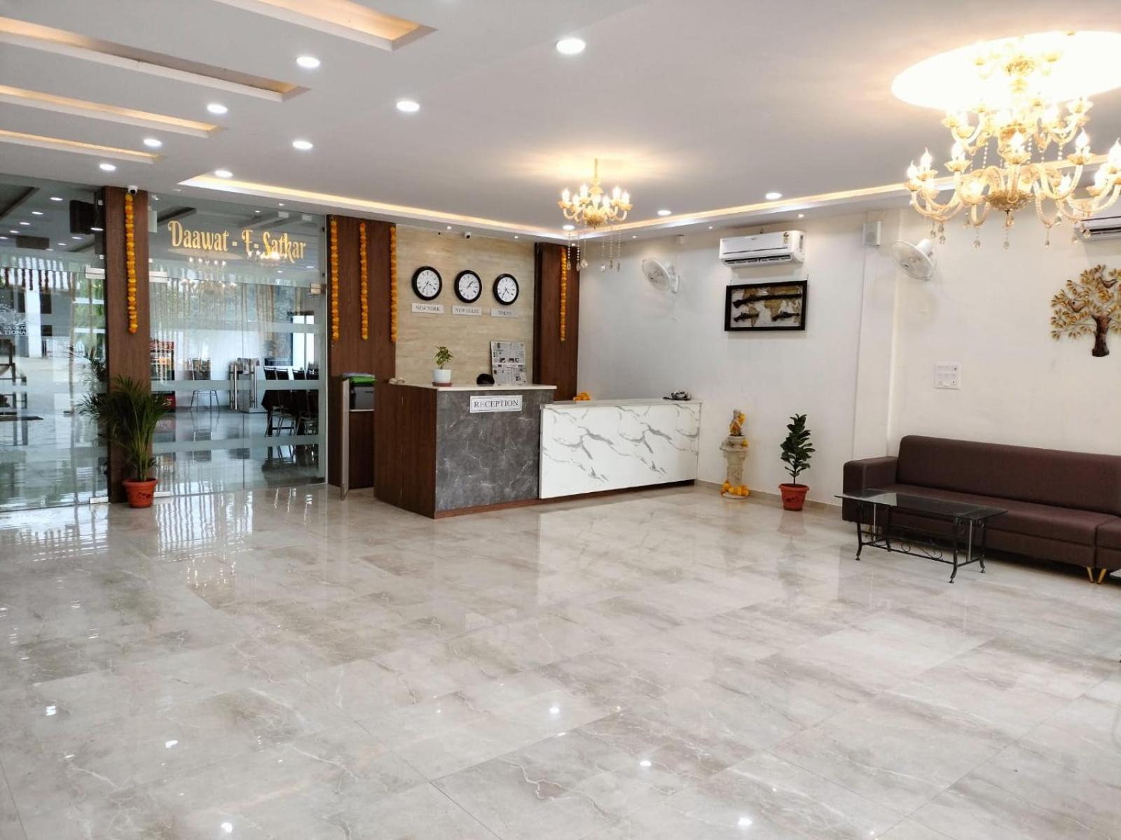Hotel Satkar International Chhindwāra Kültér fotó