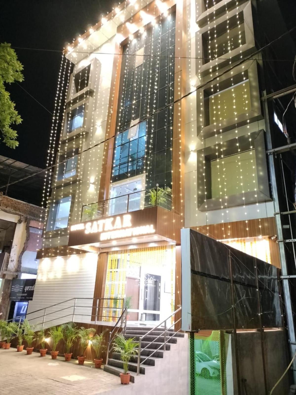 Hotel Satkar International Chhindwāra Kültér fotó