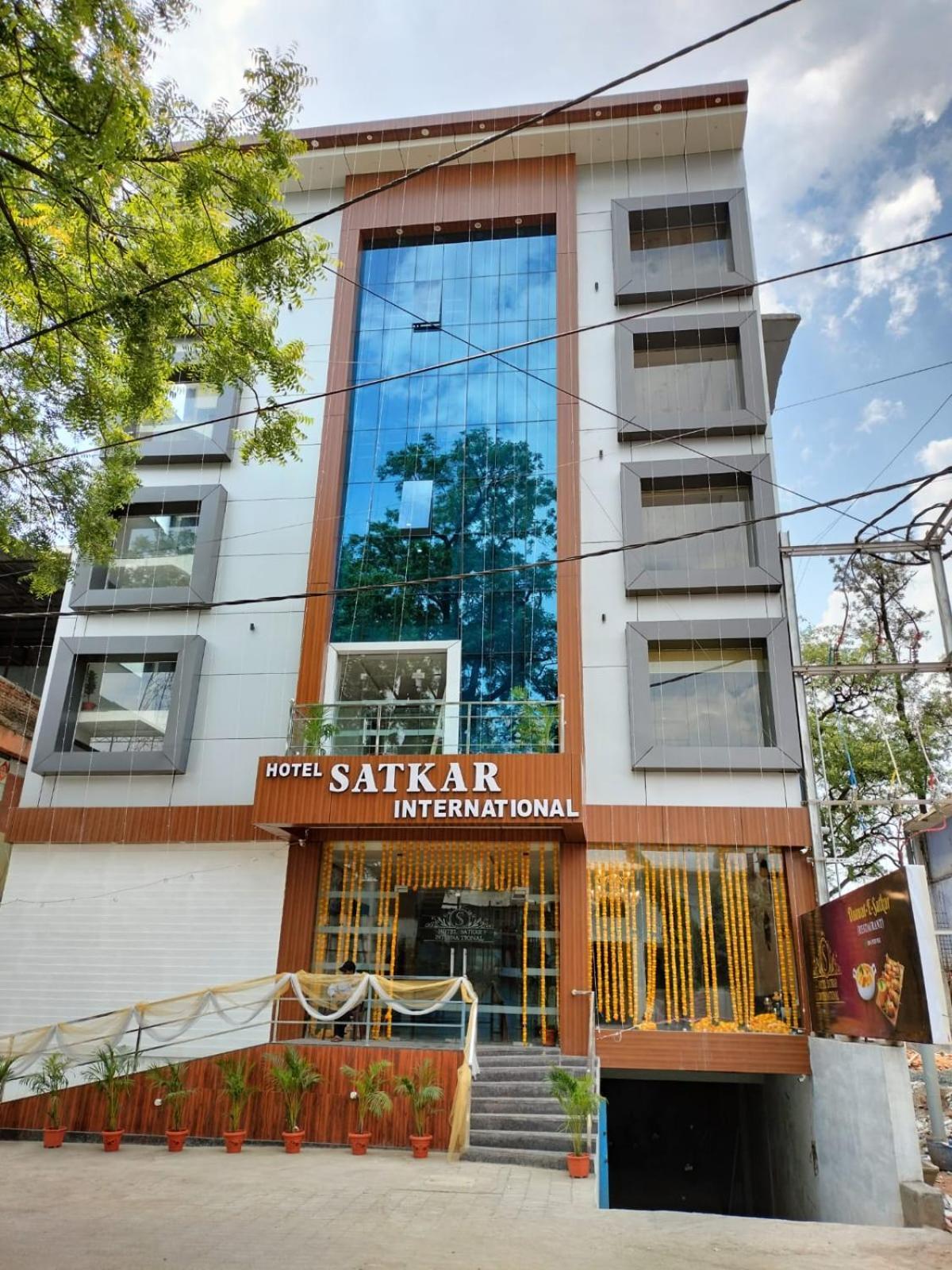 Hotel Satkar International Chhindwāra Kültér fotó